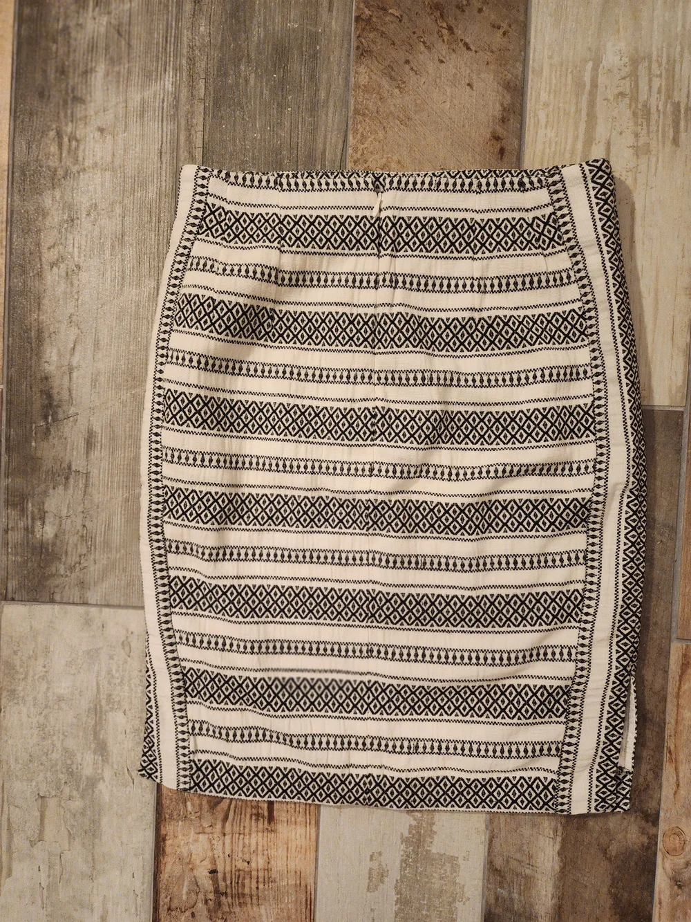 Black and Cream Patterned Throw Blanket - Woven Geometric Design